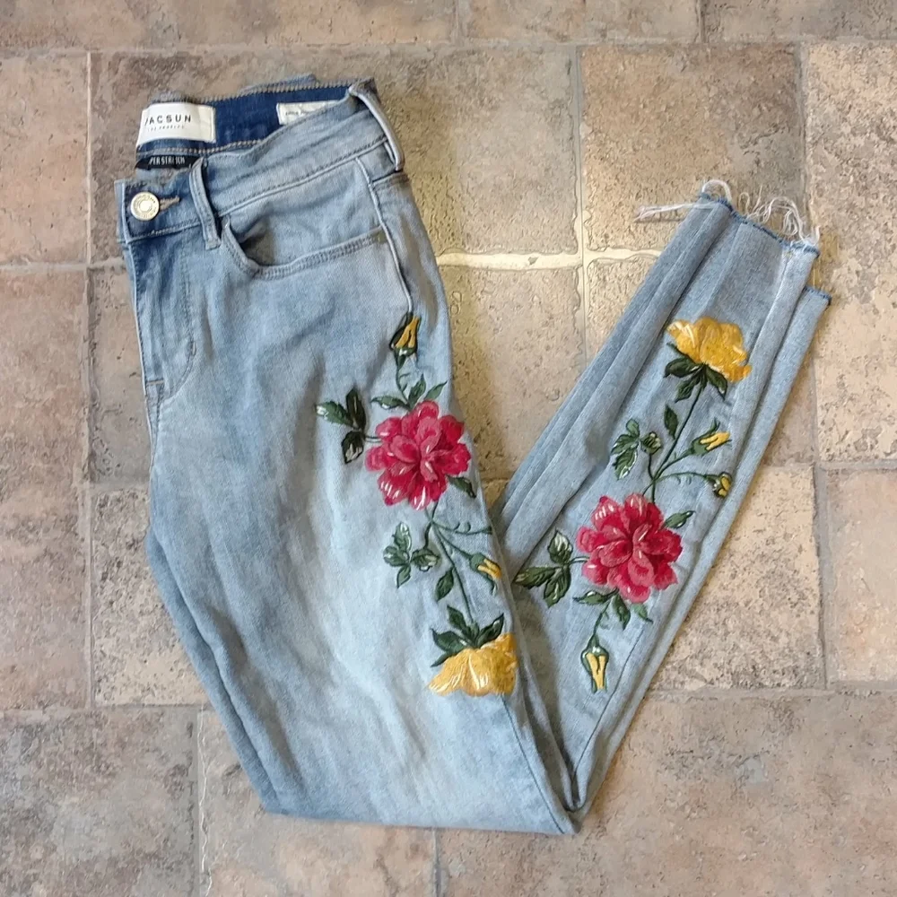 Embroidered floral raw hem ankle jeans size 23